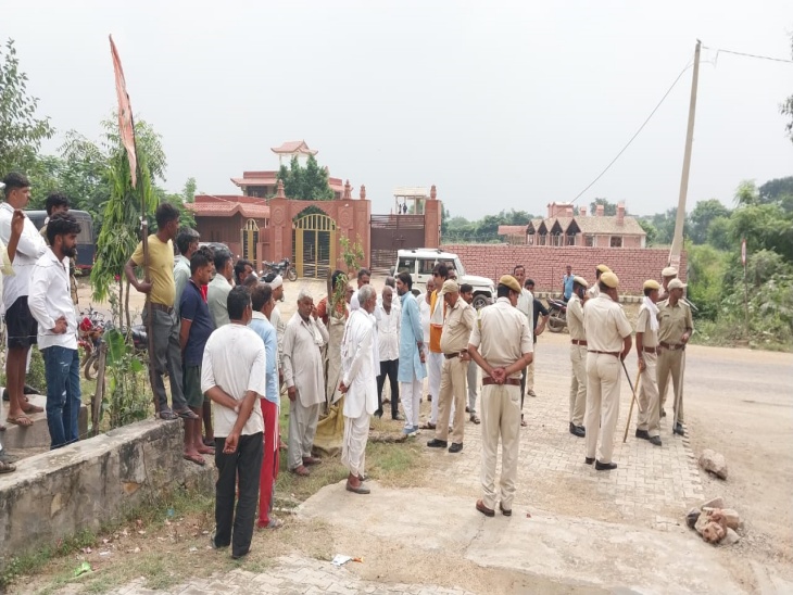 पुलिस ने घर खाली कराया. बड़ी संख्या में जाबुता उपस्थित थे।