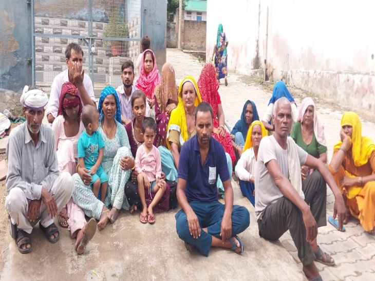 यह दो भाइयों का परिवार है. तीसरे भाई ने जमीन बेच दी। इस वजह से वे अब यात्रा पर हैं.