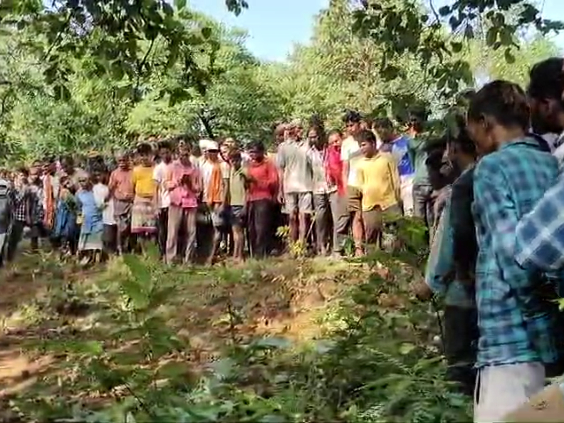 हाथी हमले के बाद जंगल में ग्रामीणों की उमड़ी भीड़।