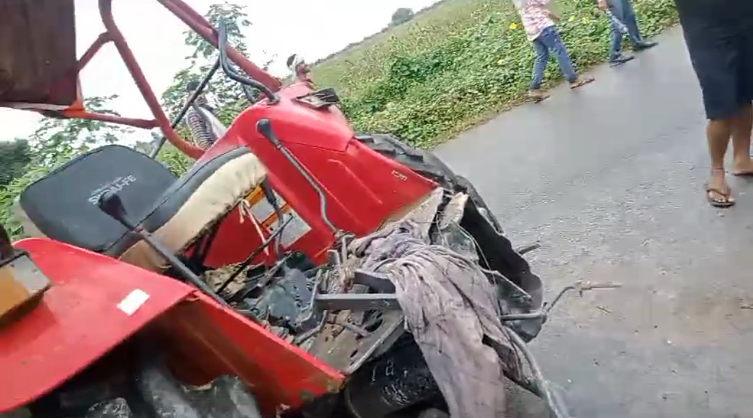 ट्रेक्टर का आगे का हिस्सा पूरी तरह से खत्म