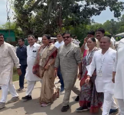 यात्रा में पैदल चलते हुए रायपुर से पहुंचे कांग्रेस नेता।