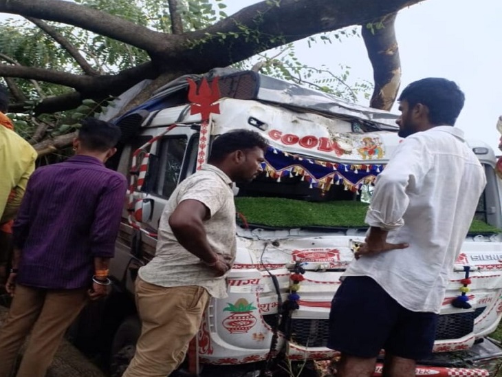 ट्रक का हुआ ब्रेक फेल, बाइक सवार दंपति घायल