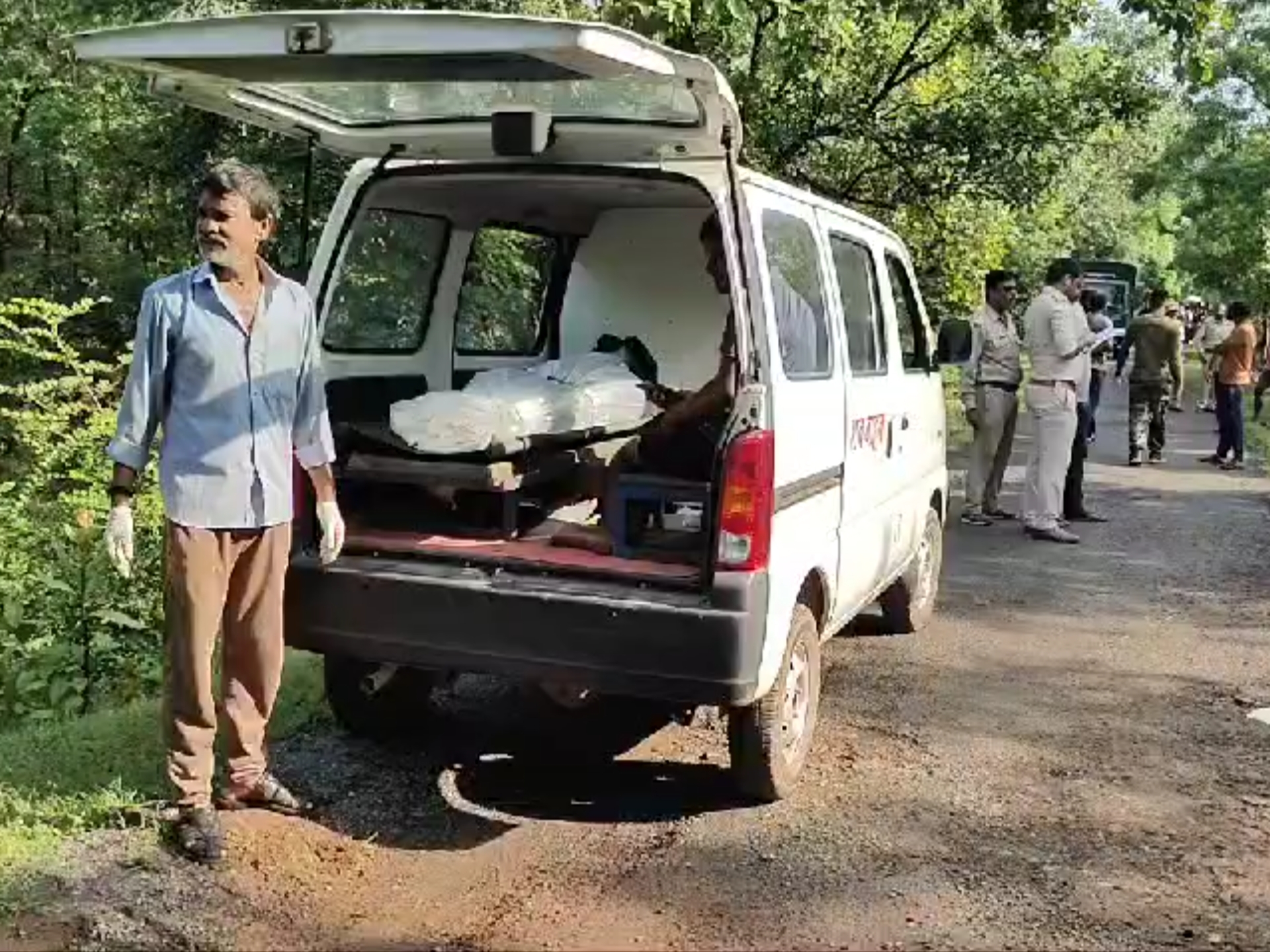 पुलिस की टीम मौके पर पहुंची और लाश को पोस्टमॉर्टम के लिए भेजा।