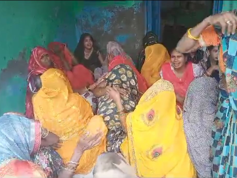 ग्राहक नंतर कृतार्थच्या लोक जमले.