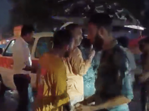 दीवार गिरने के बाद पुलिस मौके पर पहुंची। घायलों को अस्पताल पहुंचाया गया।