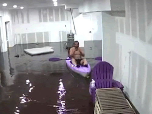 People are having to row boats home due to flooding in the Tampa Bay area of ​​Florida.