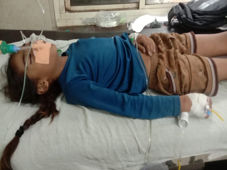 मासूम अनु जिंदगी और मौत से संघर्ष करते हुए।