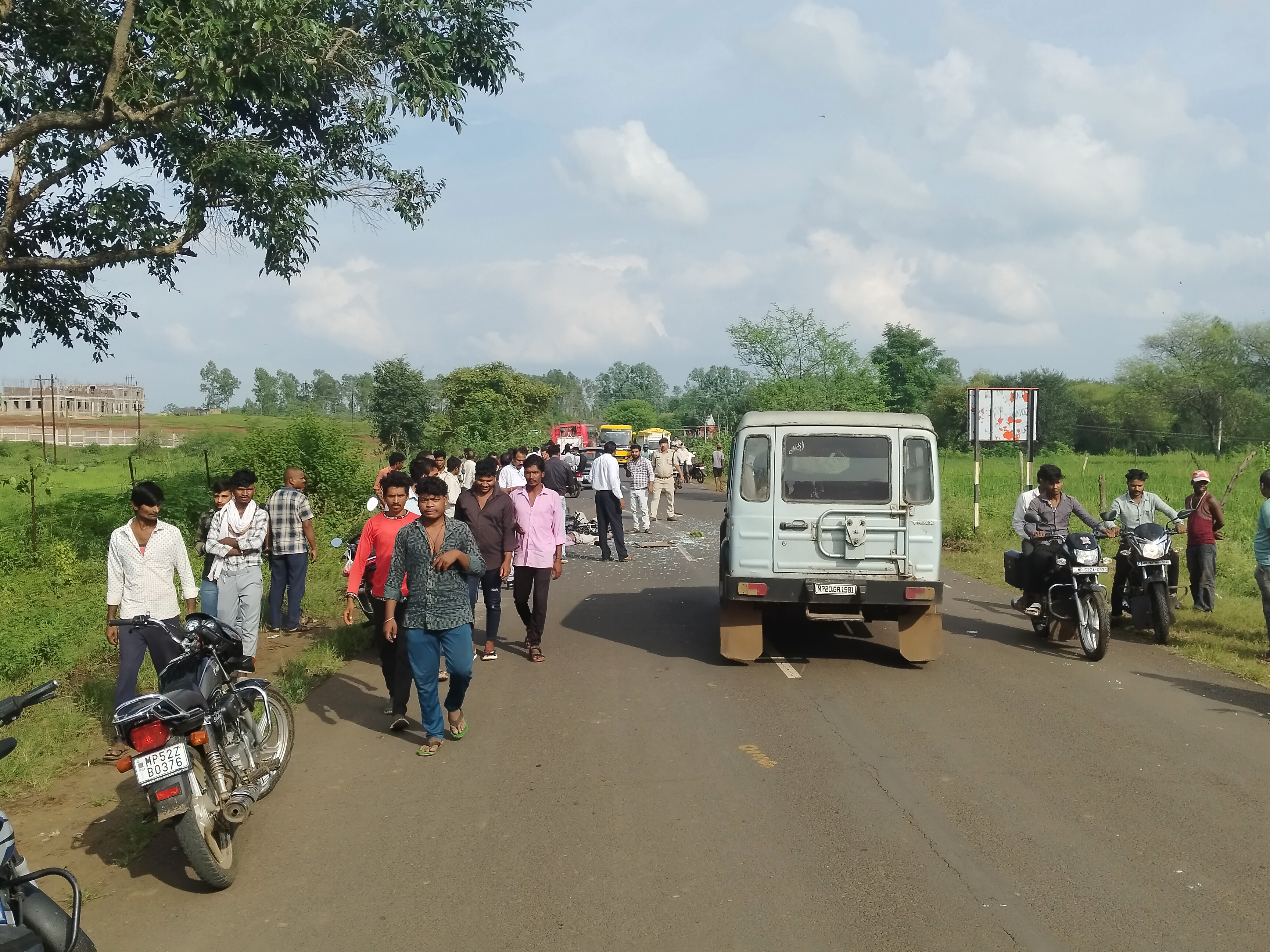 Bus Ran Passenger bus ran over bike | यात्री बस ने बाइक को रौंदा: दोनों छात्रों ...