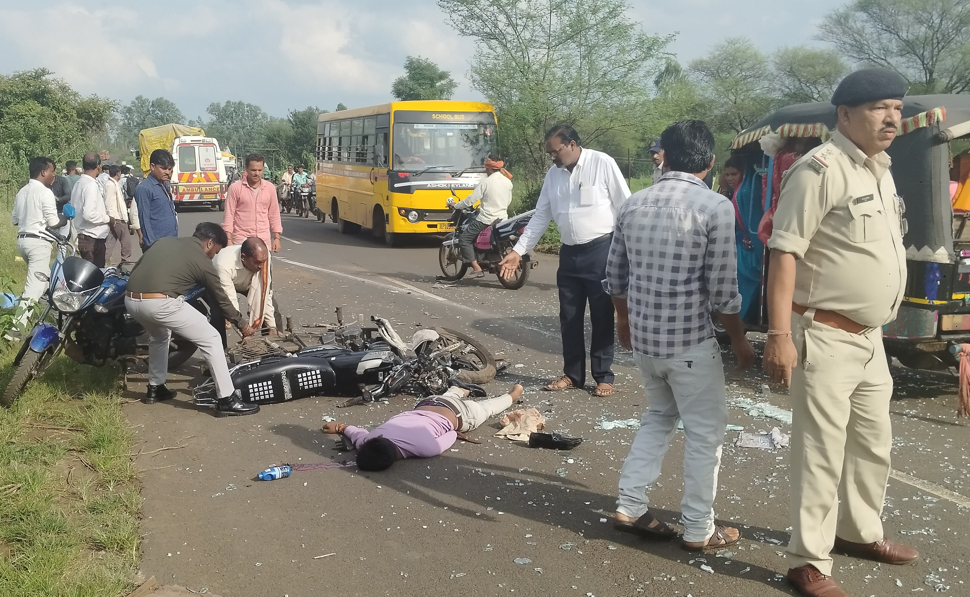 Bus Ran Passenger bus ran over bike | यात्री बस ने बाइक को रौंदा: दोनों छात्रों ...