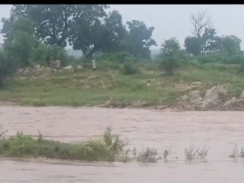 बाढ़ में फंसे ग्रामीण।