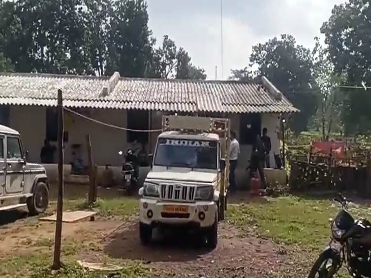 कांकेर जिले में NIA ((राष्ट्रीय जांच एजेंसी)) की टीम ने पत्रकार समेत 3 लोगों के घरों पर छापेमारी की है।