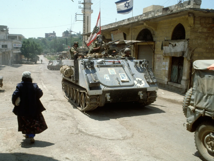 लेबनान से जंग के दौरान बेका वैली में घूम रहे इजराइली टैंक। तस्वीर 1982 की है।