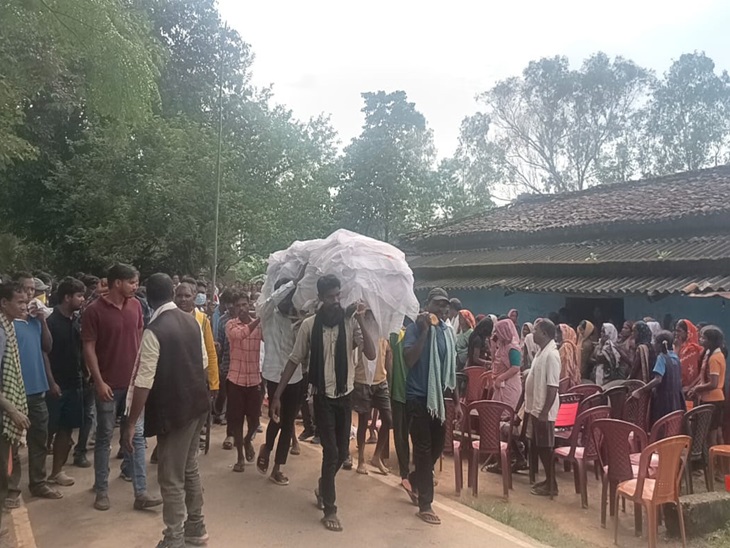 संदीप लकड़ा की घर से निकाली गई अंतिम यात्रा।