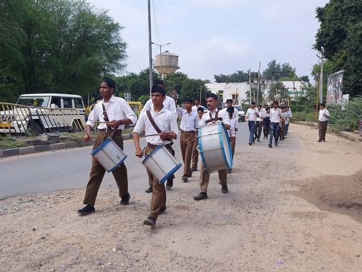 प्रशिक्षणार्थियों ने बैंड की धुन पर कदमताल मिलाई।
