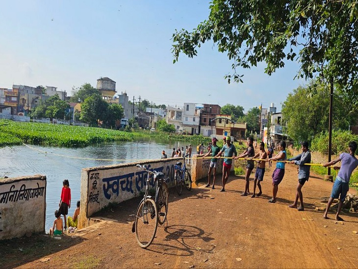 कुरुद तालाब की सफाई करते लोग - Dainik Bhaskar