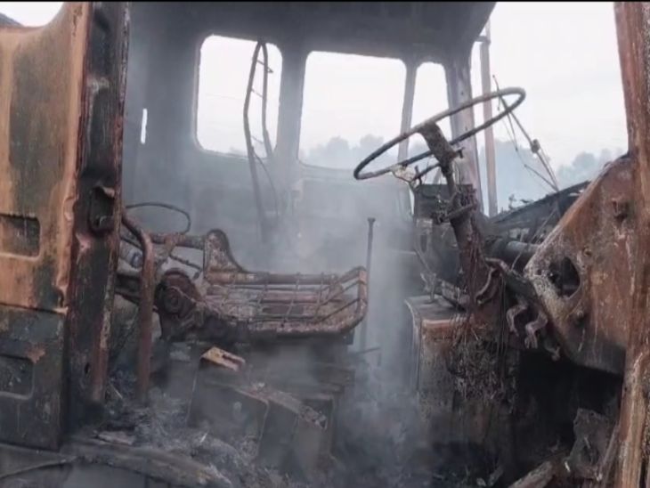 उपद्रवियों ने सड़क किनारे खड़े 22 चक्के वाले ट्रेलर को आग के हवाले कर दिया।