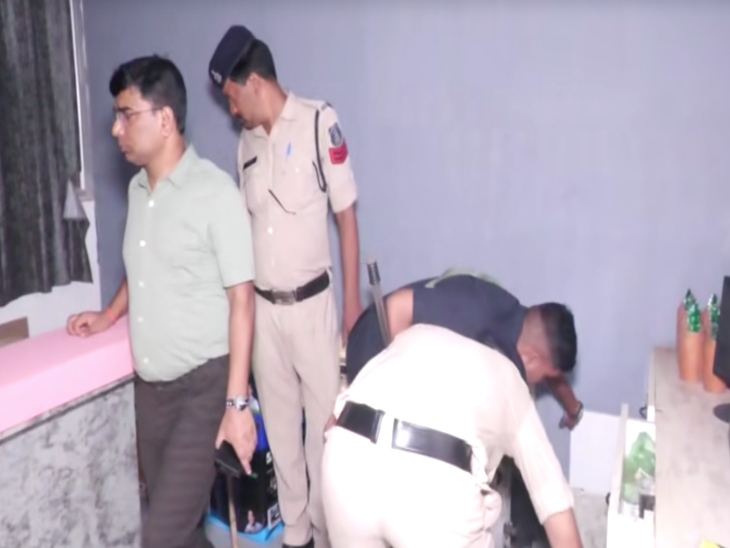 रायपुर SSP संतोष कुमार सिंह खुद ही ग्राहक बनकर ढाबे के अंदर गए। - Dainik Bhaskar