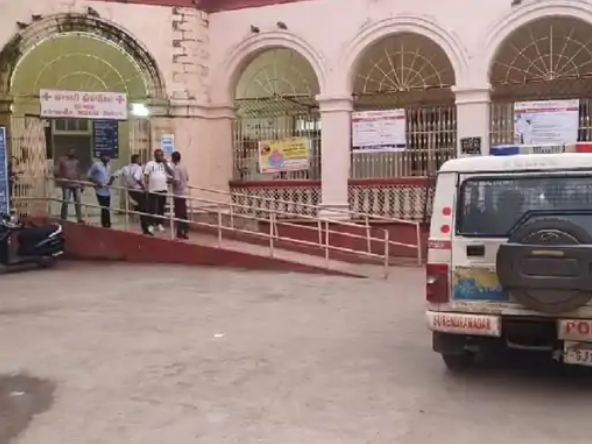 सुरेंद्रनगर का गांधी अस्पताल, जहां बच्ची एडमिट है।