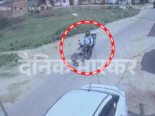 आयफोनची डिलिव्हरी तरुणाचा सीसीटीव्ही फॅशन आला आहे.