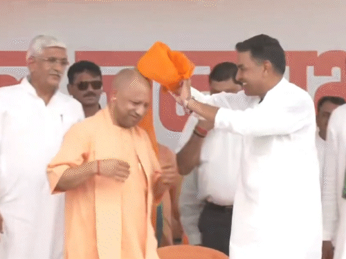 भाजपा मंत्री मुख्यमंत्री योगींना मुकुट घातला.