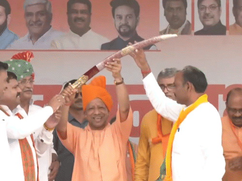 भाजपा मंत्री मुख्यमंत्री योगींना तलवार दिली.