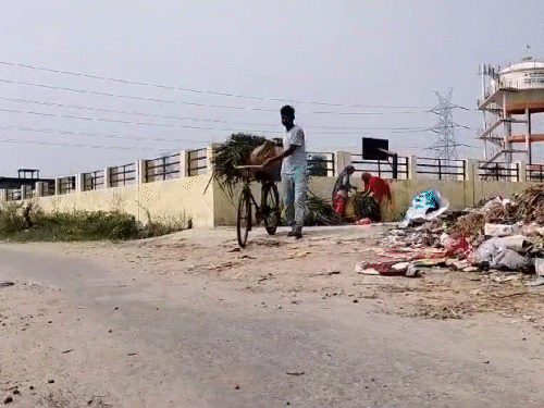 अभ्यासाच अतुल त्याची कुटुंबाला मदत करतो.
