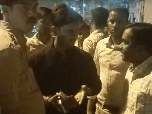 डॉ मनोज सिंह के नाम से फर्जी आदेश वायरल होने के बाद भाजपा ने कलेक्टर से शिकायत की। वहीं, होर्डिंग भी लगा दिए गए थे। - Dainik Bhaskar