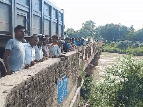 इंदिरा कालव्यात फेसबुक फेक माहिती उपलब्ध करून देणारी घटनास्थळी नागरिकांची संघटना.