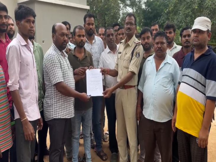 थाने पहुंचकर लोगों ने दर्ज कराई शिकायत।