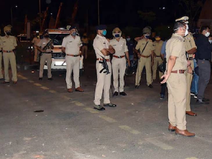 उत्साह तरुणाला अटक केली आहे.