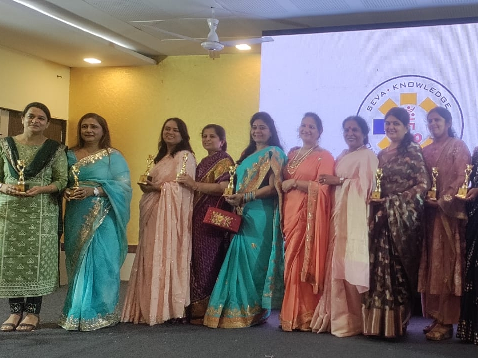 समारोह की शुरुआत में शिल्पी जैन, रचना जैन और अनामिका जैन ने नृत्य प्रस्तुत किया।