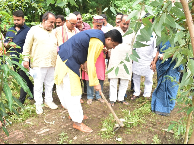Sadar MP launched cleanliness drive in Deoria | देवरिया में सदर सांसद ...