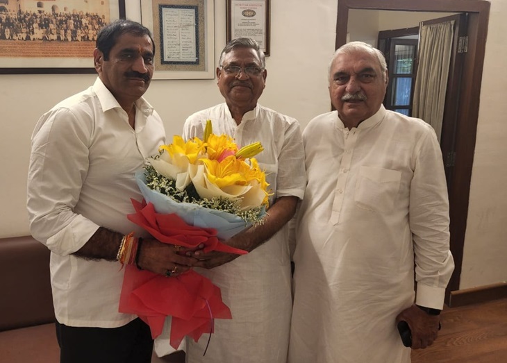 हरियाणा विरोधीचे प्रदेशाध्यक्ष उदयभान आणि मुख्यमंत्री भूपेंद्र सिंह हुड्डा यांच्या स्थानिक धर्मसिंह छोक्कर छायाचित्रे काढतात.