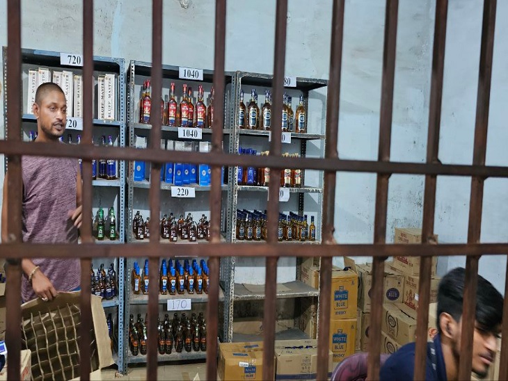 सुपेला में खुली नई अंग्रेजी शराब दुकान - Dainik Bhaskar