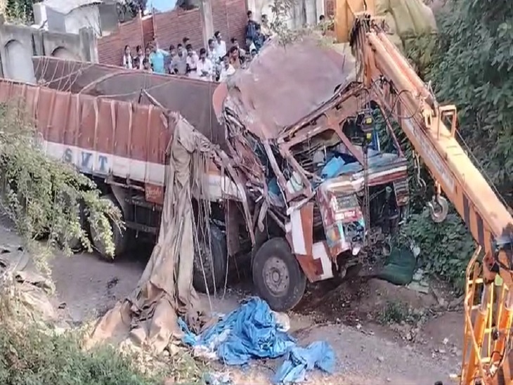 ट्रक 30 फिट खाई में गिरा - Dainik Bhaskar