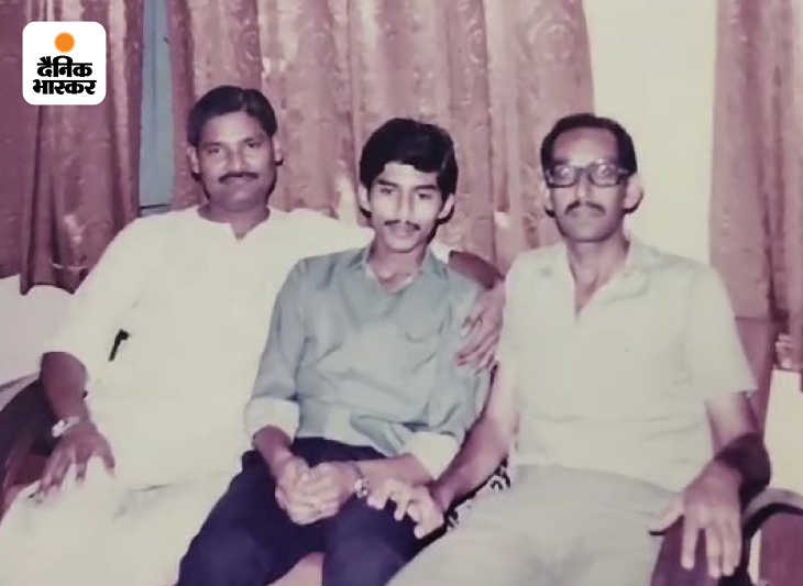 प्रोफेसर आरके जोहार (दाएं) प्रदेश के मुख्य सचिव अनुराग जैन के साथ (बीच में)। ये तस्वीर उस समय की है, जब प्रोफेसर जोहार उन्हें मैथ्स पढ़ाते थे।