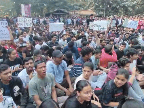 गँगरेपच्या आर्थिक आयआयटी-बीएचयू कॅम्पसमध्ये अनेक दिवस निदर्शने सुरू होती.