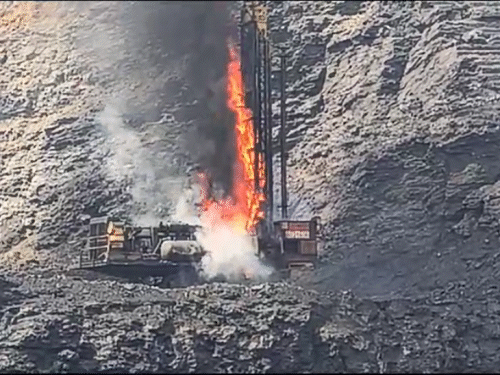 कोरबा की कोयला खदान में ड्रिल मशीन में लगी आग। - Dainik Bhaskar