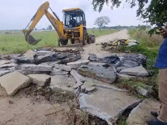 भोपाल में अवैध कॉलोनियों को लेकर लगातार कार्रवाई की जा रही है। हाल ही में रोलूखेड़ी में जेसीबी से कॉलोनी के अवैध निर्माण को तोड़ा गया था।