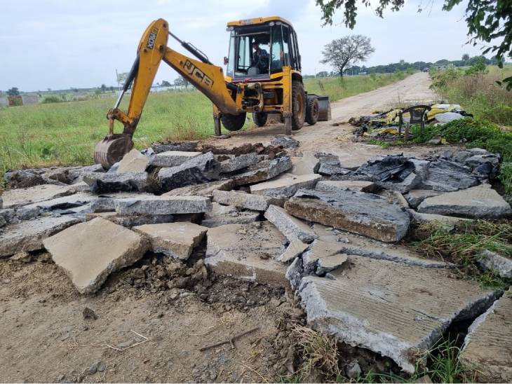 जेसीबी की मदद से अवैध निर्माण उखाड़ दिया गया था।