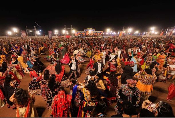 गुजरात में कल से गरबा उत्सव शुरू | गुजरात में कल से गरबे की धूम: बारिश के चलते 15-20% तक डूबे पास के बांध, जर्मन तकनीक से बने 7 फायर ड्रम डोम -