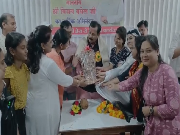 सांसद विजय बघेल का सम्मान करती महिला पत्रकार - Dainik Bhaskar