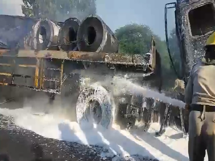 आग बुझाने के लिए किया गया फोम का इस्तेमाल