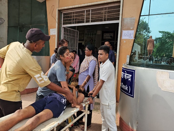 युवक के शव को पकड़कर रोते परिजन - Dainik Bhaskar