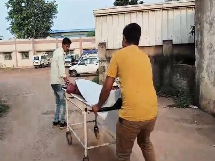 शव को मरचुरी ले जाते परिजन - Dainik Bhaskar