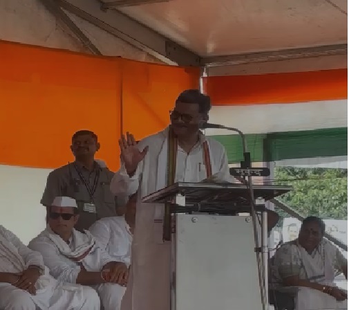 कांग्रेस प्रदेश अध्यक्ष दीपक बैज को दीपक बघेल बोलने के बाद स्पष्टीकरण देते हुए महंत।