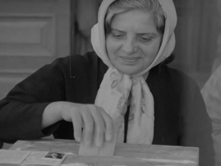 लेबनॉनमधील 1952 च्या संसदीय निवडणुकीत मतदान करताना एका महिलेचे छायाचित्र.