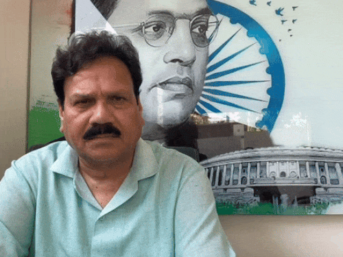 कांग्रेस नेता डॉ. राज कुमार वेरका अपनी राय रखते हुए।