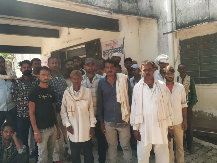 ग्रामीण एक घंटे की कड़ी मशक्कत के बाद शव को तालाब से निकाल कर मासलपुर अस्पताल लेकर पहुंचे। - Dainik Bhaskar