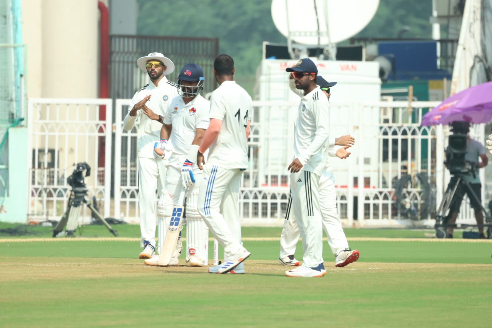 यह तस्वीर ईरानी ट्रॉफी मैच की है।